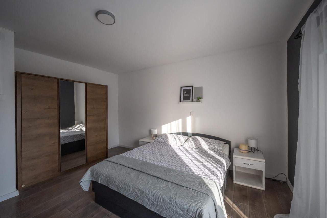 Hedonist Apartment シベニク エクステリア 写真